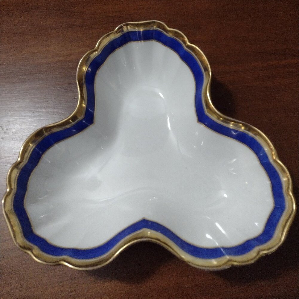 KPM Berlin 1850-1870 Schale Tri-Lobed Nut Dish, Elegant and simple design